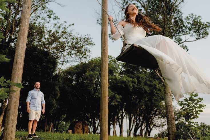 Casal no balanço de frente para o horizonte
