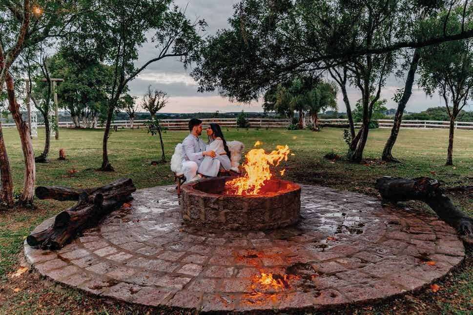 Casal à beira da fogueira